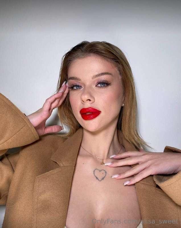 Red lipstick, warm scent of perfume, and that means more wee..