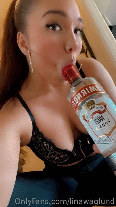 This MILF is going out clubbing for the first time in a few ..