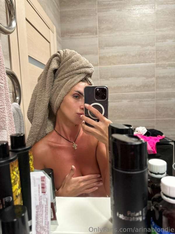 arinablondie main image