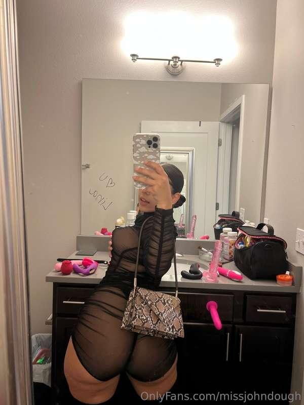 Serving looks and serving ass 🍑