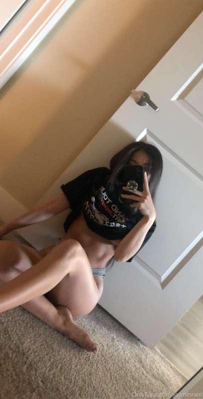 T-shirts & thongs all day 👅