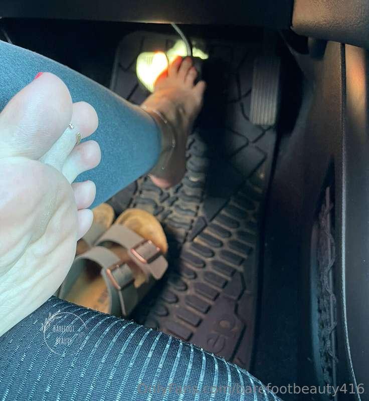 is it ok if I drive barefoot?🦶🏼