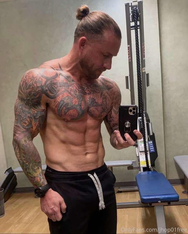 Who wants to join me on a workout afternoon fuck session?

@..