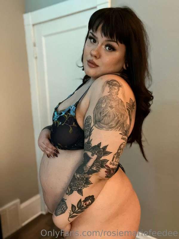 Practicing cute pregnancy photo poses 🥰