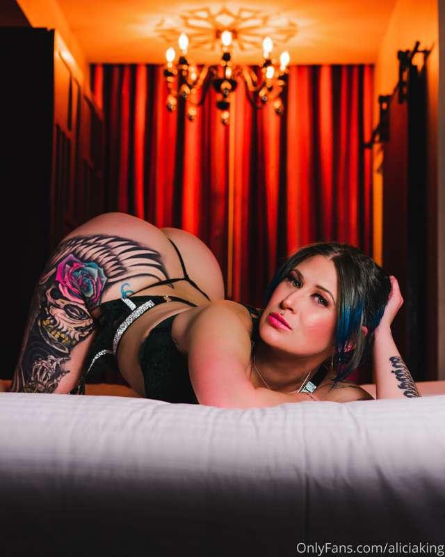 Does she come with the room!? 🎰🍸