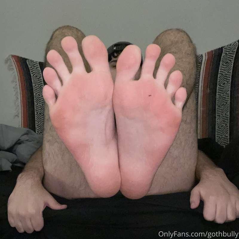 Any foot worshippers here? 😈