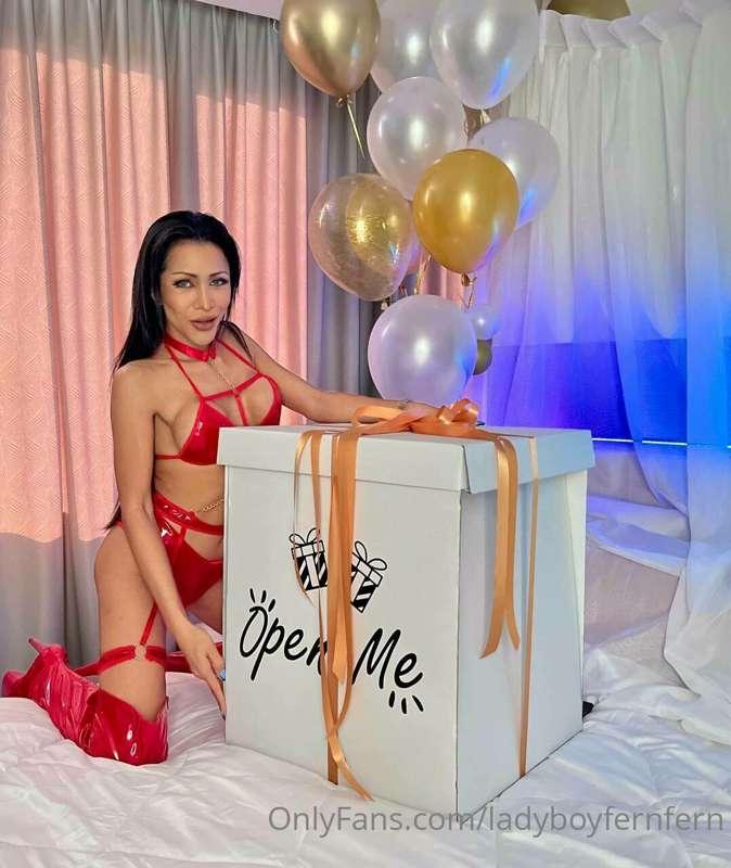 30 mins. til my birthday! i'm so happy! 🥰🎉