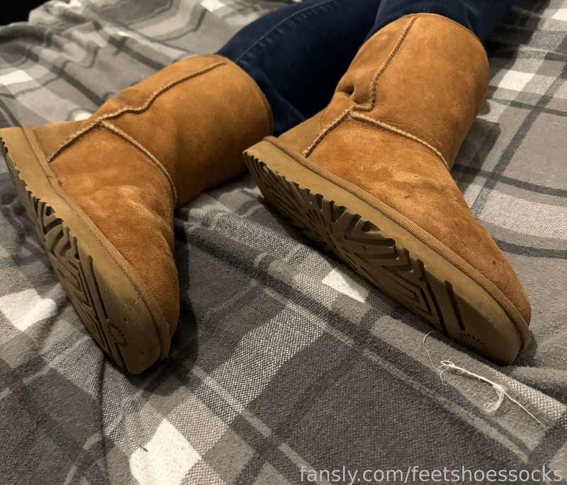 Cold today so it’s going to be Uggs this afternoon 

#uggs #feet #boots #socks #shoes -#footfetish