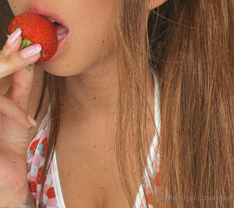 have a great weekend!🍓💗 (*includes topless photos)
