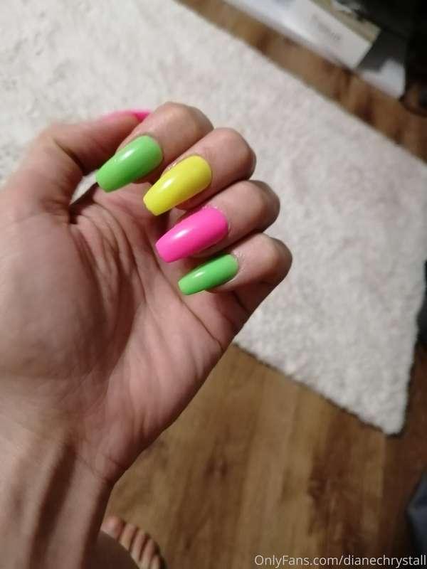 Do you like my neon long nails?💅🏻💋