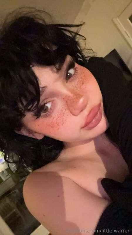 who wants a smooch😘