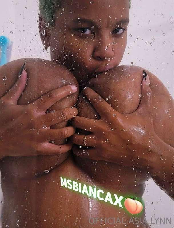 Big Titty Slut at your service 💃🏾 @msbiancax
Daily live show..