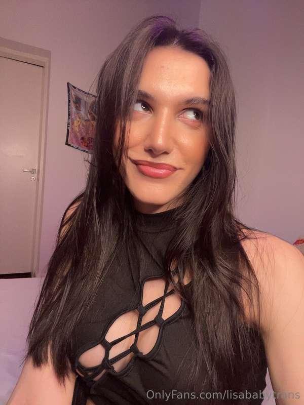 In a love affair with lace and daring adventures 🖤🏞️