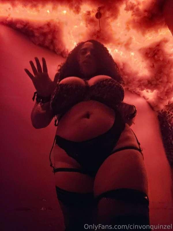 Red HOT 🥵 ❤️‍🔥www.onlyfans.com/cin_von_quinzel 