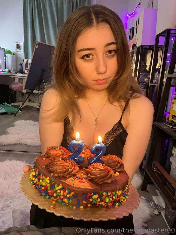 IT'S MY 22ND BIRTHDAY!!! 🎂🥳🎉🎁  spoil me so I can buy new leg..