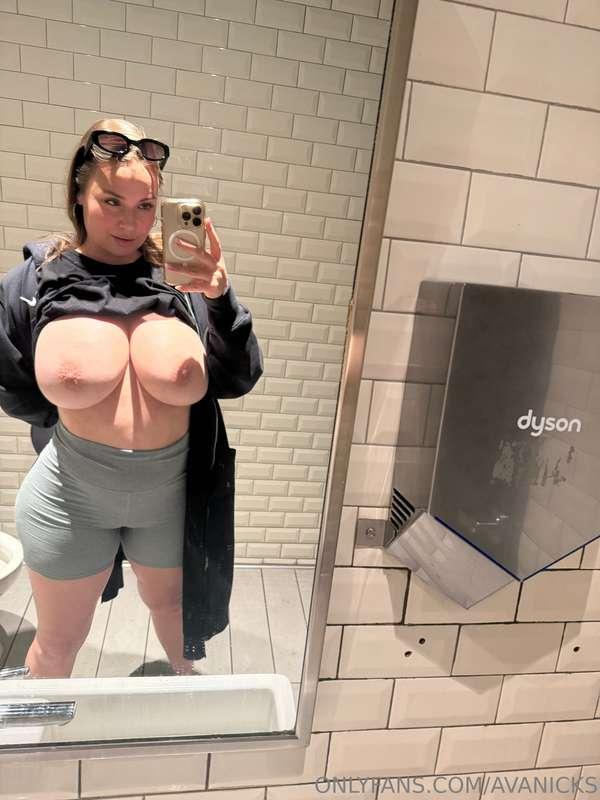 Starbucks is hands down the best mirror selfies 