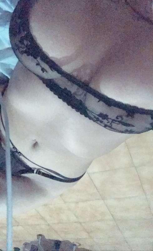 in the bed, im very bored, someone to talk?