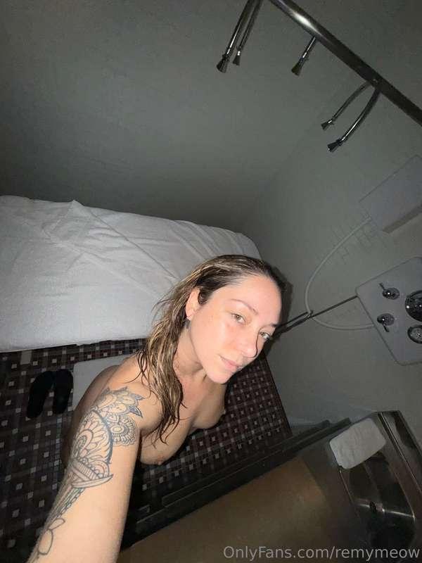 Should I fuck myself in the spa right now? 🥵