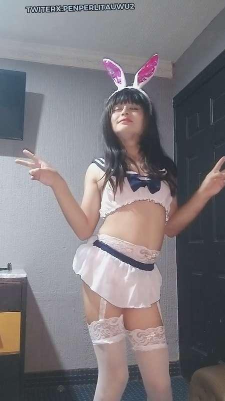 Nuevas fotitos con mi trajesito blanco uwu