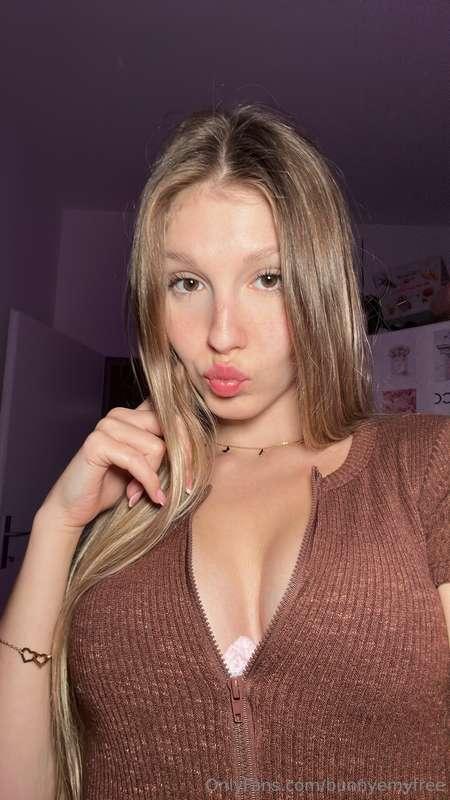 Cum here https://onlyfans.com/bunnyemyvip I'll give you kiss..