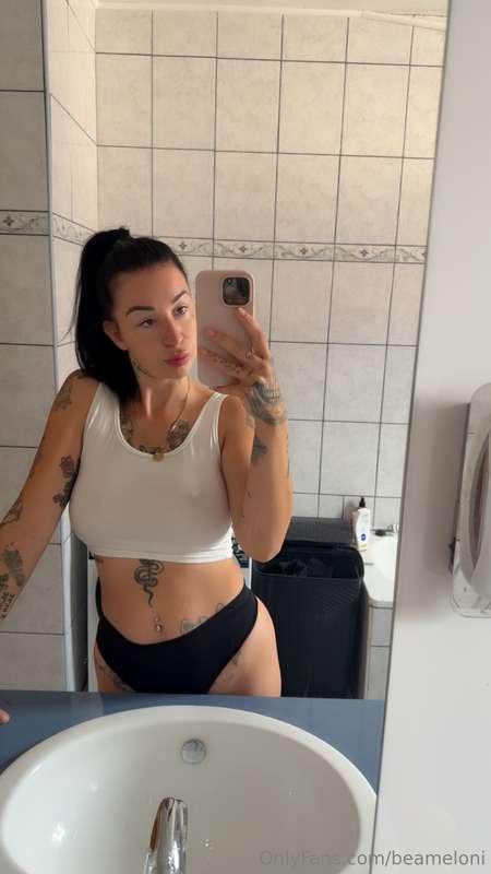🔥 MIA BRONZI 🔥Tatuaggi che raccontano la sua storia.Sguardo ..