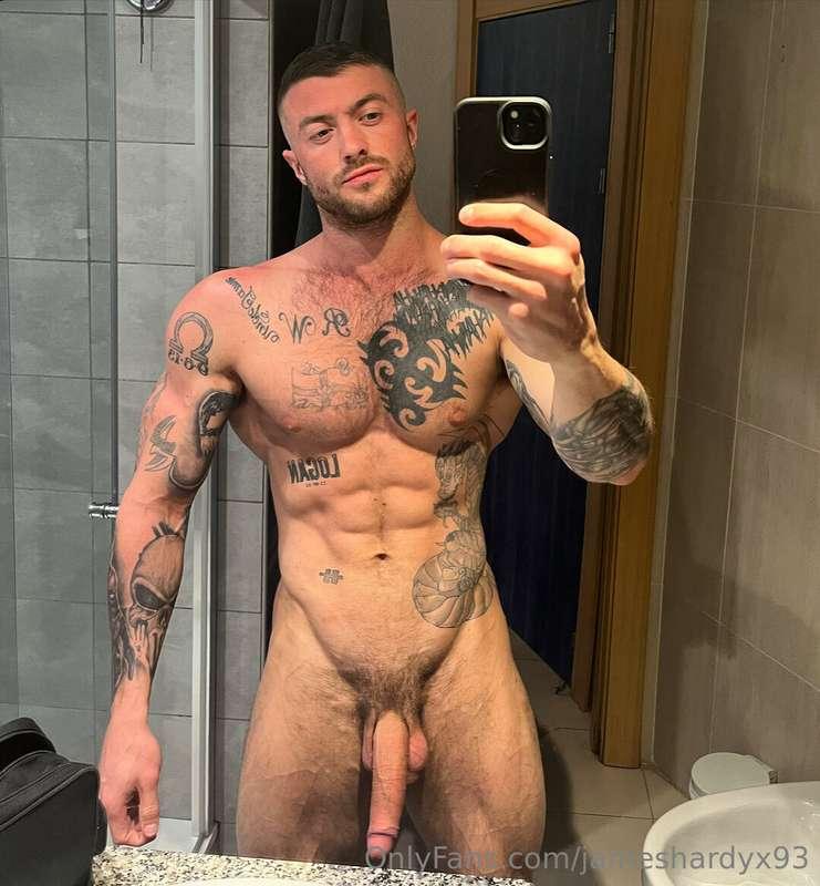 Holiday bathroom selfie, who’d love to bump into me on holid..