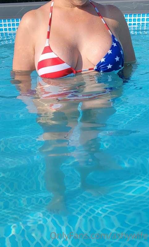 Titty flash in the pool 😉😈👙