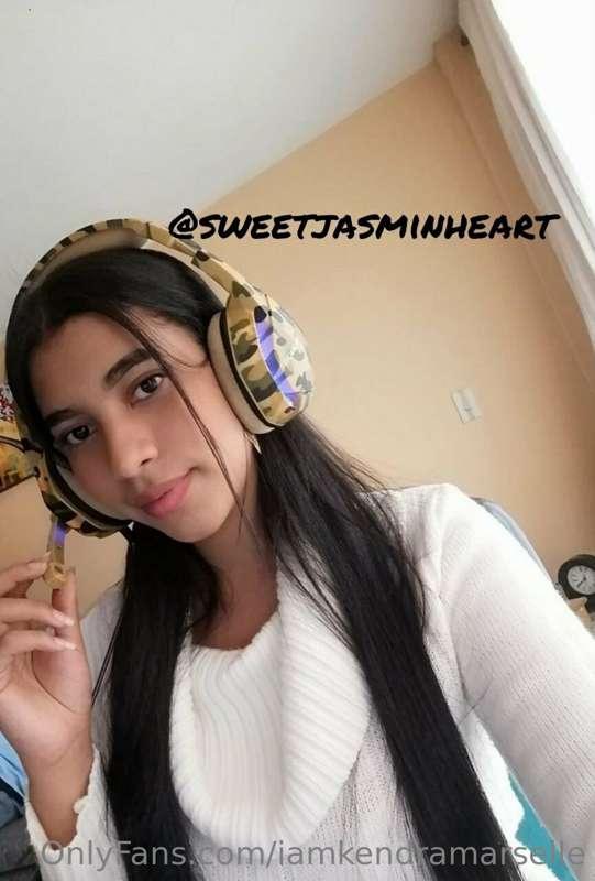 @SWEETJASMINHEART👄
Hey daddy, your sexy brunette girl has an..