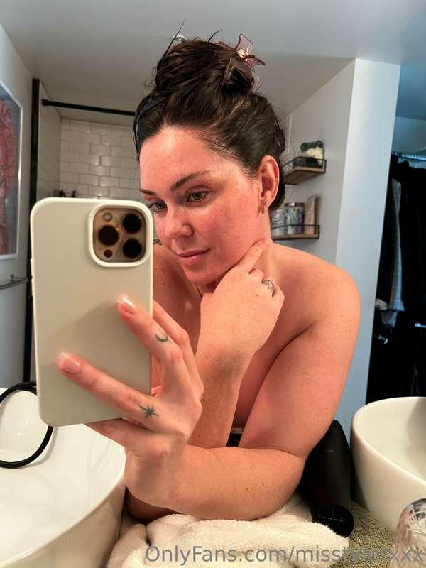 Freshly showered princess 👸🏻 ✨
See my melons in all their gl..