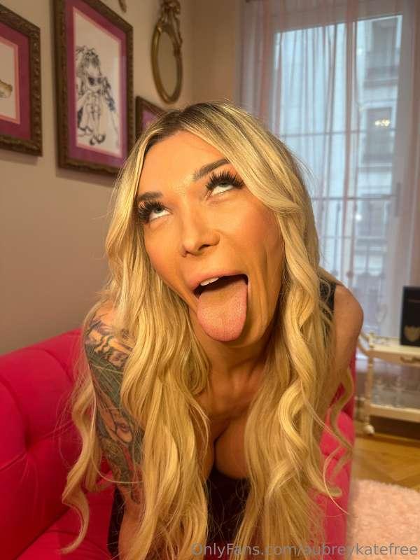 Tongue’s out… now what should I do with it? 😏👅