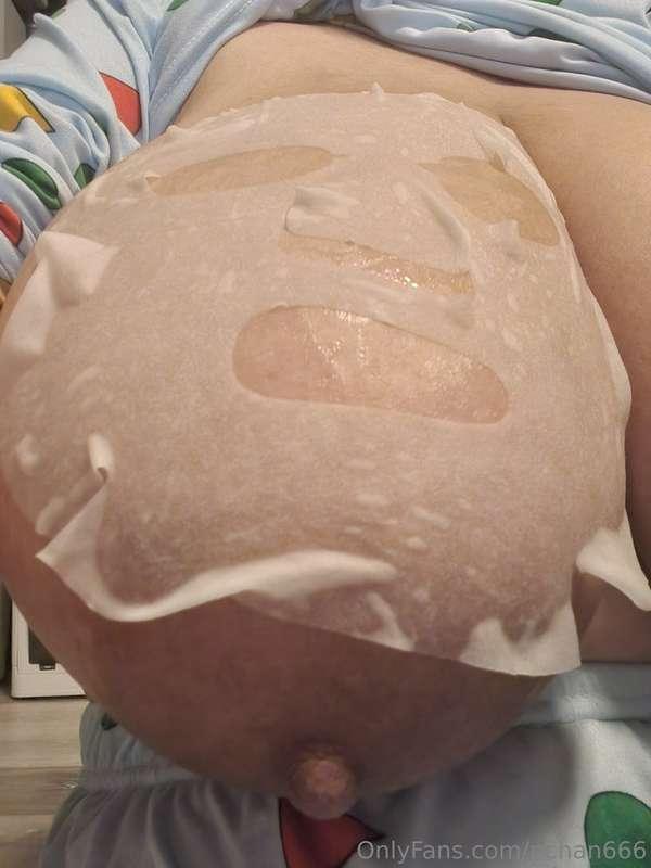 胸にパック😂顔よりでかいのわかるね🤣