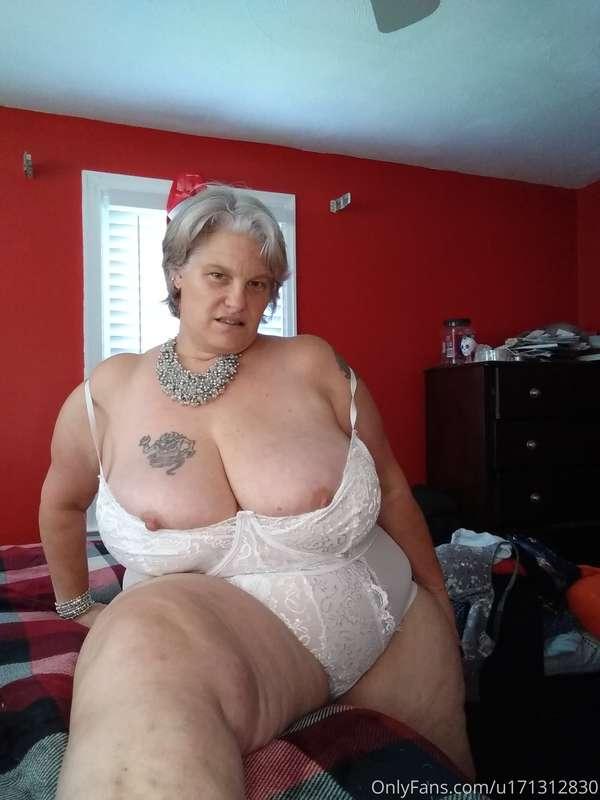 My titties are out and I want you to play with them! 😈😈😈