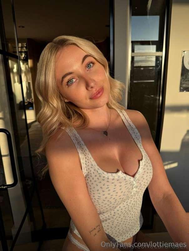 Cutie @cararosex has set her VIP to FREE just for you! 🤤 Don..