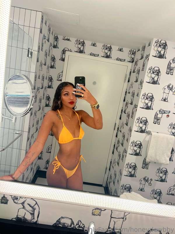 This yellow bikini is HOTTT af 🥵 on my body! 

Do you agree?