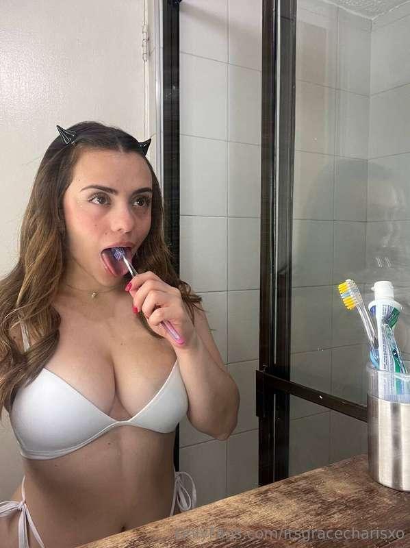 This is @claralikescosplays. Isn't she a cutie? 🍭 She likes ..