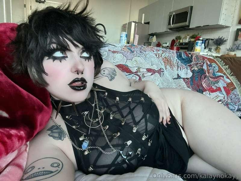 Just patiently waiting to take a bite 🩸🖤