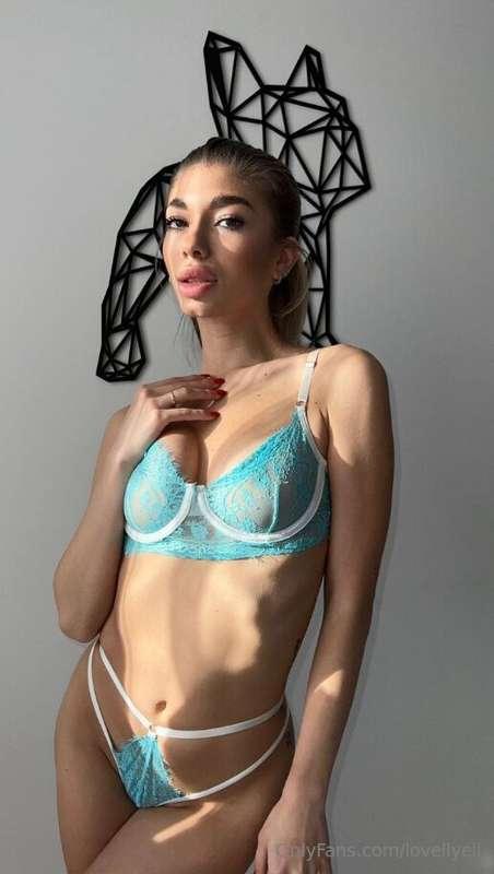 𝐅𝐑𝐄𝐄 𝐒𝐔𝐁 @flirtyfoxxGorgeous doll for your hot desires She l..