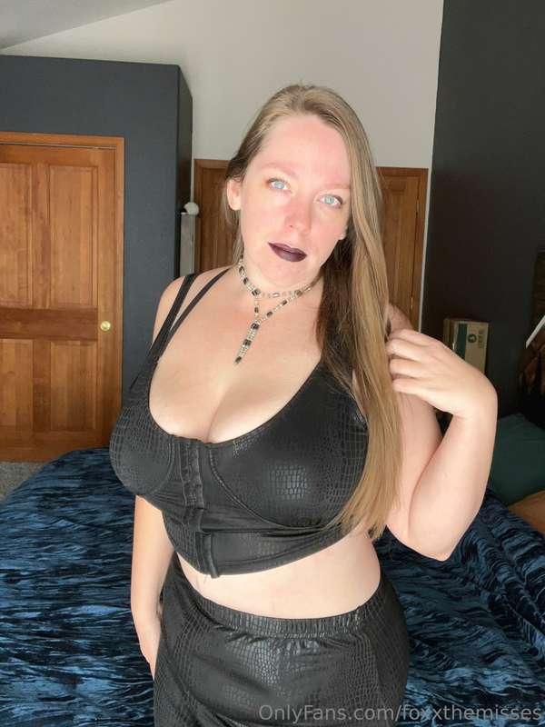 This look screams “I want to suck dick”! And I do!

P.S. the..