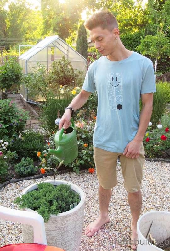 would you like to see the gardener naked? 🤤😈🔥