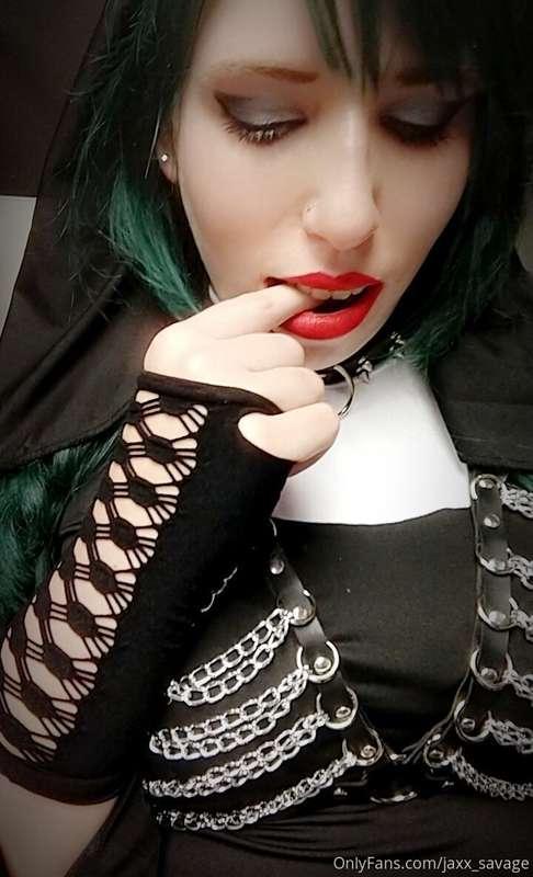 Helloween vibes 🖤🎃🧹🦇 Some pictures feature the beautiful sex..
