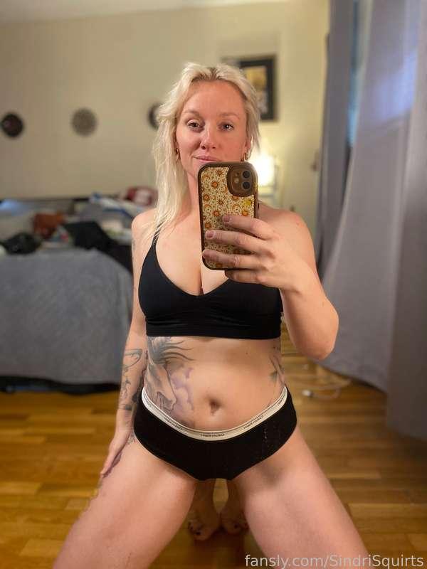 Getting ready to go to the gym. Anyone available to spot me? 


#blonde #cougar #milf #tattoos #boobs #tits #american 