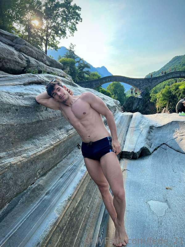 Buonasera!! Togliamo il costume che dite? 😝