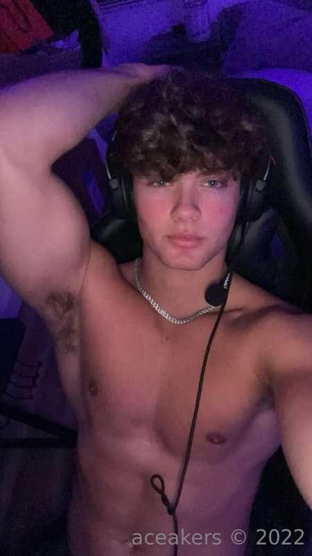 im live on my VIP @aceakersvip 

https://onlyfans.com/aceake..