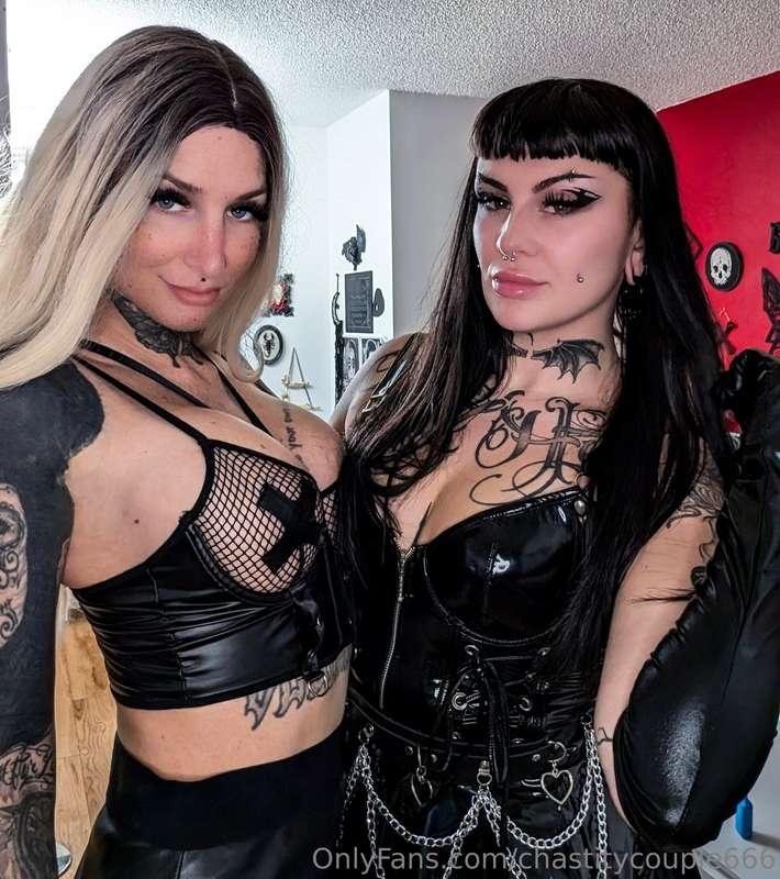 Time to pick what we’re gonna do to you 😈🖤
