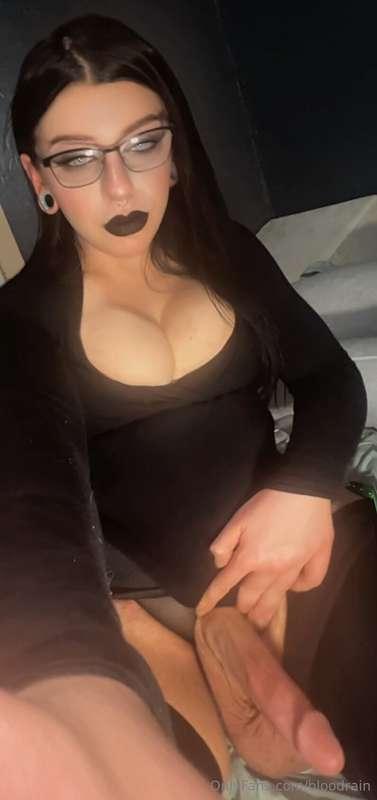 Everybody heeds a big dick goth girl in their life 😈😘🖤