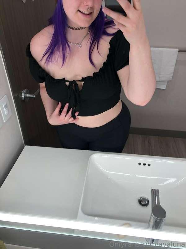 Still bruised but here’s me on the hotel sink 🥵