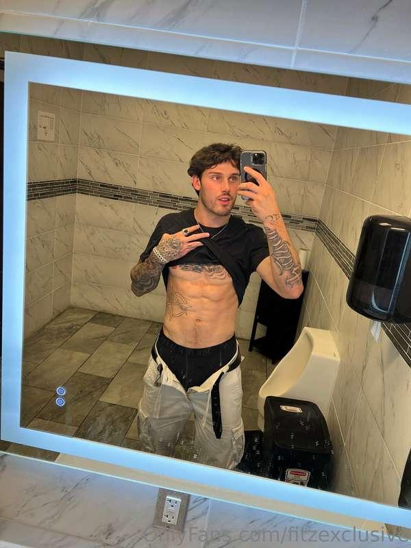 i could use a mouth to lick these abs 😈