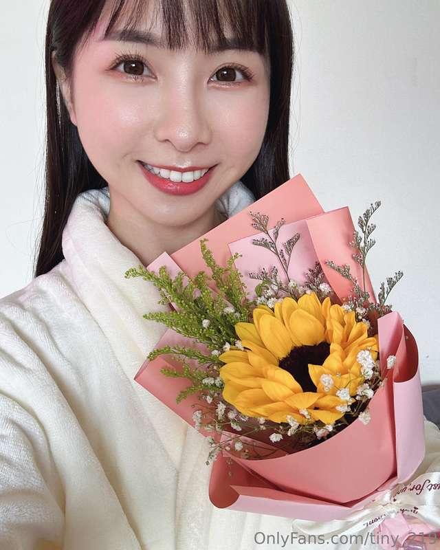 第一次殺青收到花💕
更喜歡演戲了🥺

Finally wrapped up! Received flowers for ..