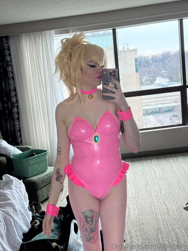 Really want to shoot a sexy Peach cosplay!!