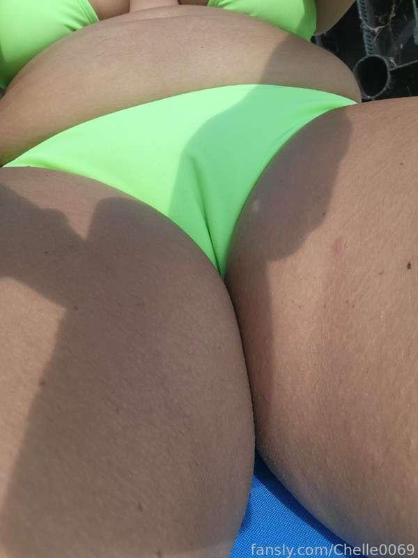 Cameltoe 👀👀
#redhead #MILF #bikini #tanning #tanlines #sunshine #cameltoe